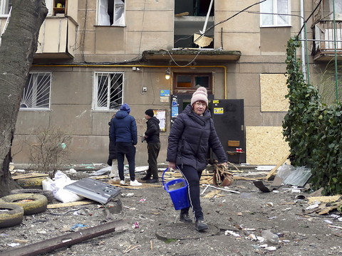 Des attaques nocturnes russes font au moins deux morts en Ukraine