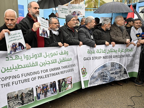Protestation de Palestiniens contre la suspension d'aide à l'Unrwa