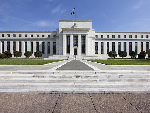 La Fed maintient ses taux, ne voit pas encore de baisse