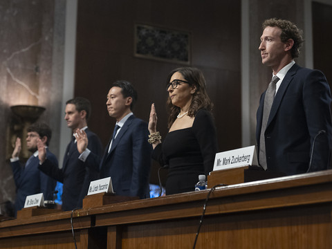 Protection des enfants: le patron de Facebook s'excuse au Congrès