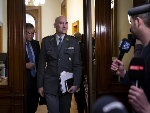 L'armée a averti dès mars de problèmes financiers