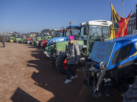 Des paysans révoltés en cortège avec leurs tracteurs à Genève