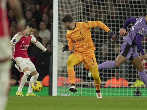 Premier League: Arsenal bat le leader Liverpool et se replace
