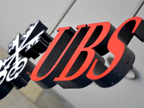 UBS subit une perte au 4e trimestre et serre la vis des coûts