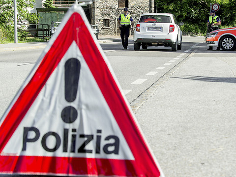 Le conducteur d'un tout-terrain percute une terrasse à Lugano