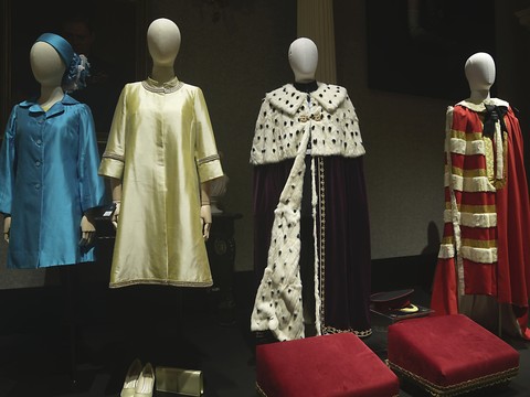 Des milliers de livres pour les costumes et décors de 