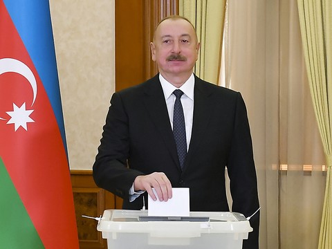 Azerbaïdjan: le président Aliev réélu pour un cinquième mandat