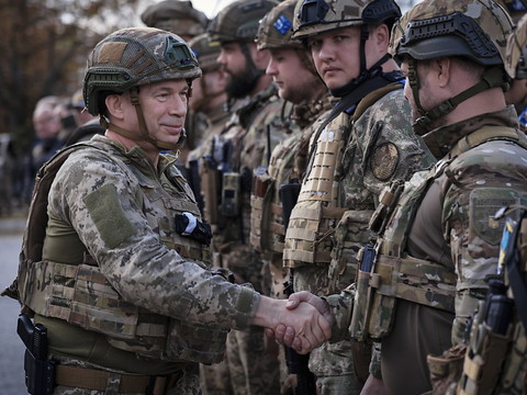 L'Ukraine remplace le populaire chef de son armée, Valery Zaloujny