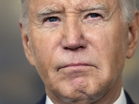 Biden se défend après un rapport pointant sa 