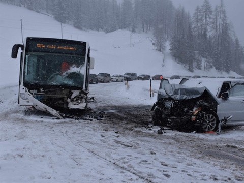 Un SUV entre en collision avec un bus: des blessés
