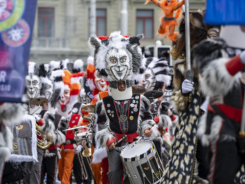 Dizaines de milliers de spectateurs pour le cortège à Lucerne