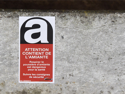La Suisse doit indemniser les proches d'une victime de l'amiante