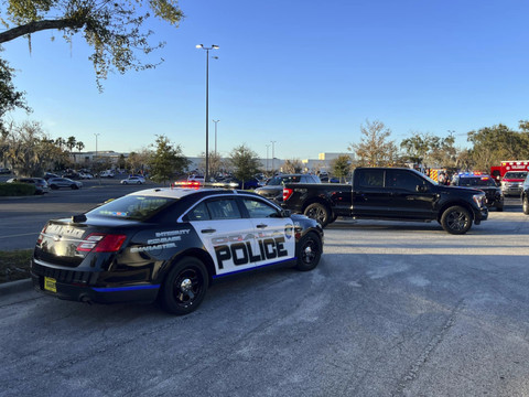 Un gland tombe sur sa voiture, un policier américain ouvre le feu