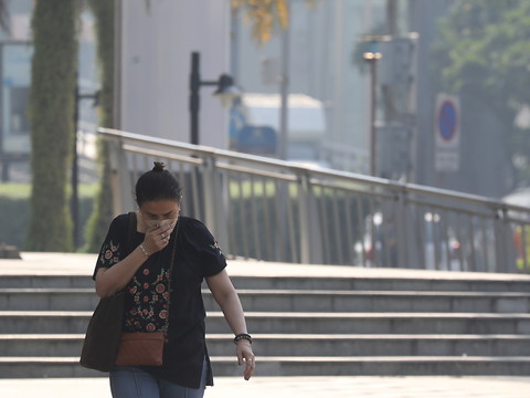 Air pollué, les employés municipaux de Bangkok en télétravail