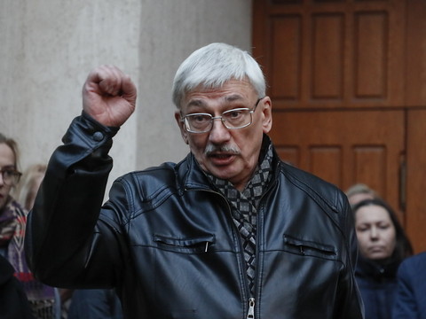 Début d'un nouveau procès à Moscou visant le dissident Oleg Orlov