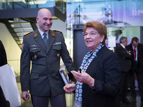 L'armée n'a pas de problème financier, mais de communication