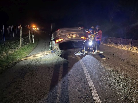 Une automobiliste s'en tire indemne après avoir atterri sur le toit