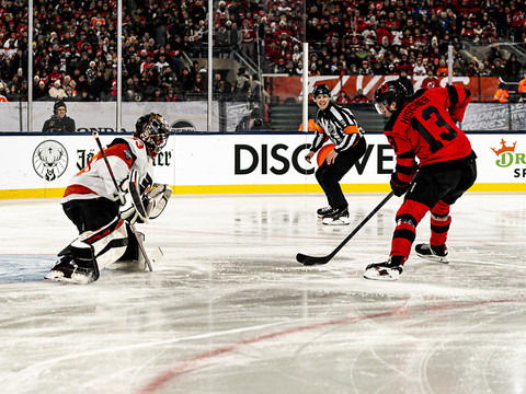 Hischier mène les Devils à la victoire dans les Stadium Series