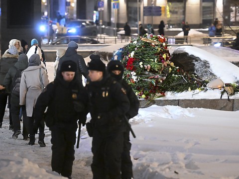A Moscou, des Russes continuent d'honorer la mémoire de Navalny