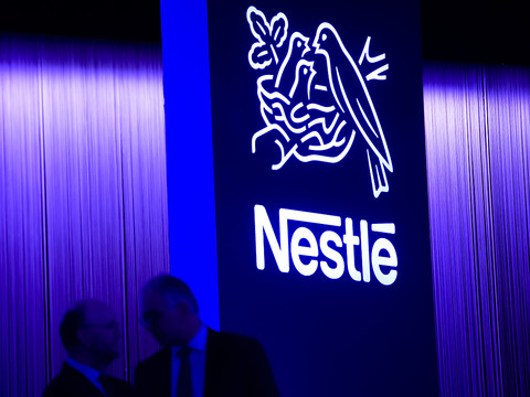 Une ONG française porte plainte contre Nestlé Waters