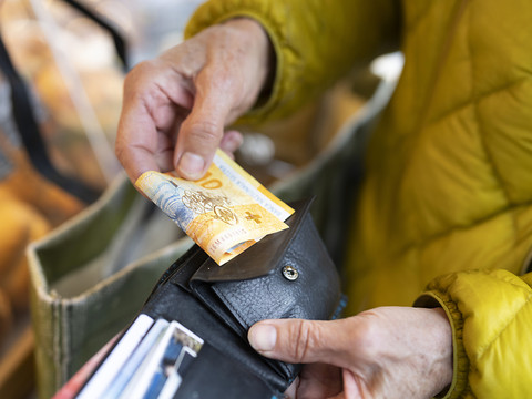 L'argent liquide continue de perdre de son attrait (étude)