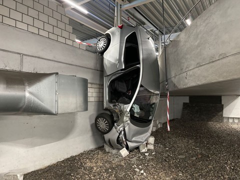 Un véhicule chute d'un étage dans un parking à Bâle-Campagne