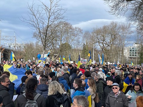 Des milliers de personnes se solidarisent avec l'Ukraine à Berne