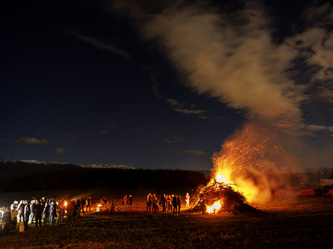 Des paysans allument des feux en guise d'appels