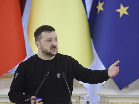 Ukraine: la moitié des armes occidentales promises livrées en retard