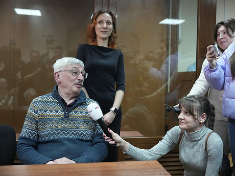 Le dissident russe Oleg Orlov condamné à deux ans et demi de prison