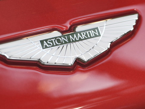 Aston Martin remonte la pente en 2023, propulsé par des prix record