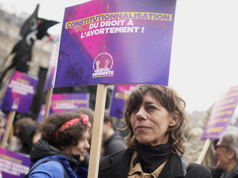 Le Sénat français vote l'inscription de l'IVG dans la Constitution