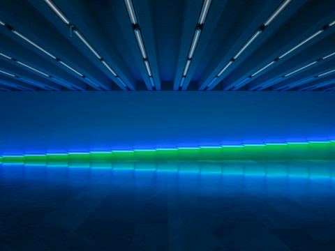 Les lumières de Dan Flavin envahissent le Kunstmuseum à Bâle