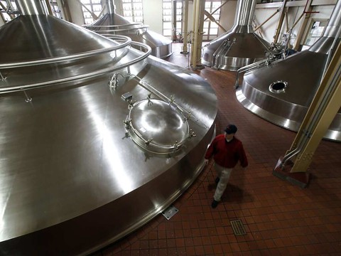 AB InBev plombé par le recul des volumes de bières