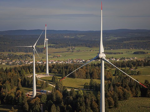 Le DETEC voit une légère baisse des prix de l'électricité en 2025