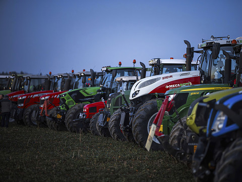 SOS formés par des tracteurs: le cri d'alarme lancé par les paysans
