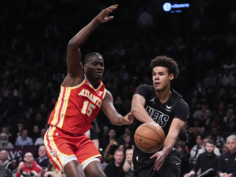 Les Hawks battus par un concurrent direct