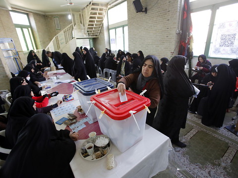 Les Iraniens aux urnes, victoire attendue des conservateurs
