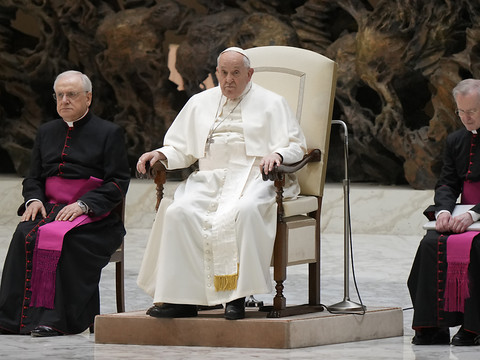 Le pape, pris de toux, dit souffrir d'une bronchite