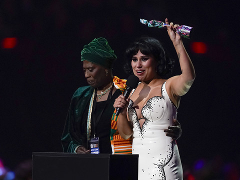 L'artiste Raye remporte six récompenses aux Brit Awards, un record