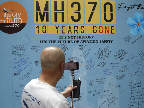 Vol MH370: des proches des victimes veulent de nouvelles recherches