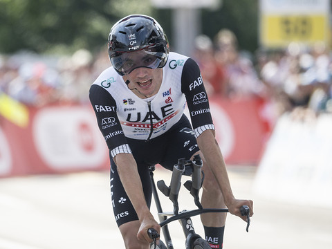Etape et maillot de leader pour Juan Ayuso