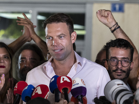 Le premier mariage homosexuel, sous protection policière