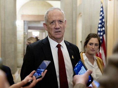 Harris dit à Gantz, rival de Netanyahou, sa 