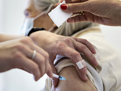 Allemagne: un sexagénaire vacciné 217 fois contre le coronavirus