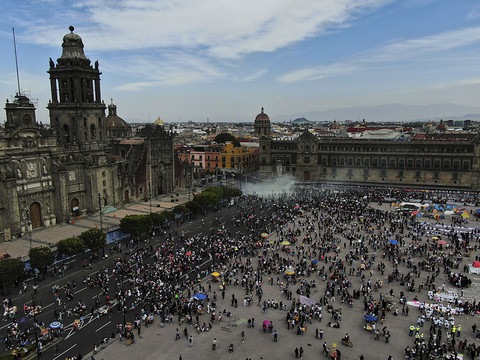 Des manifestants enfoncent la porte du palais présidentiel à Mexico