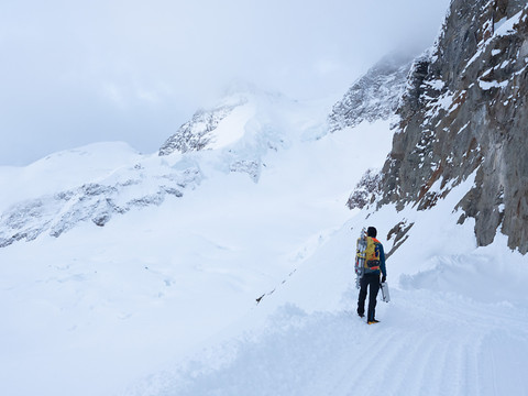Un physicien étudie le sens de croissance des cristaux de neige