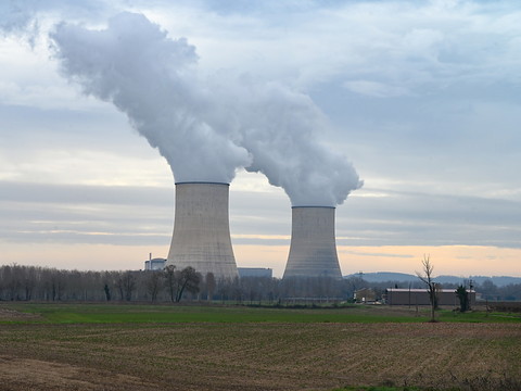 Le projet d'expansion du nucléaire français présenté à Berne