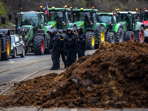 Manifestations d'agriculteurs à Prague et au Pays basque