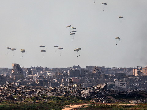 Cinq personnes tuées par un largage d'aide humanitaire sur Gaza